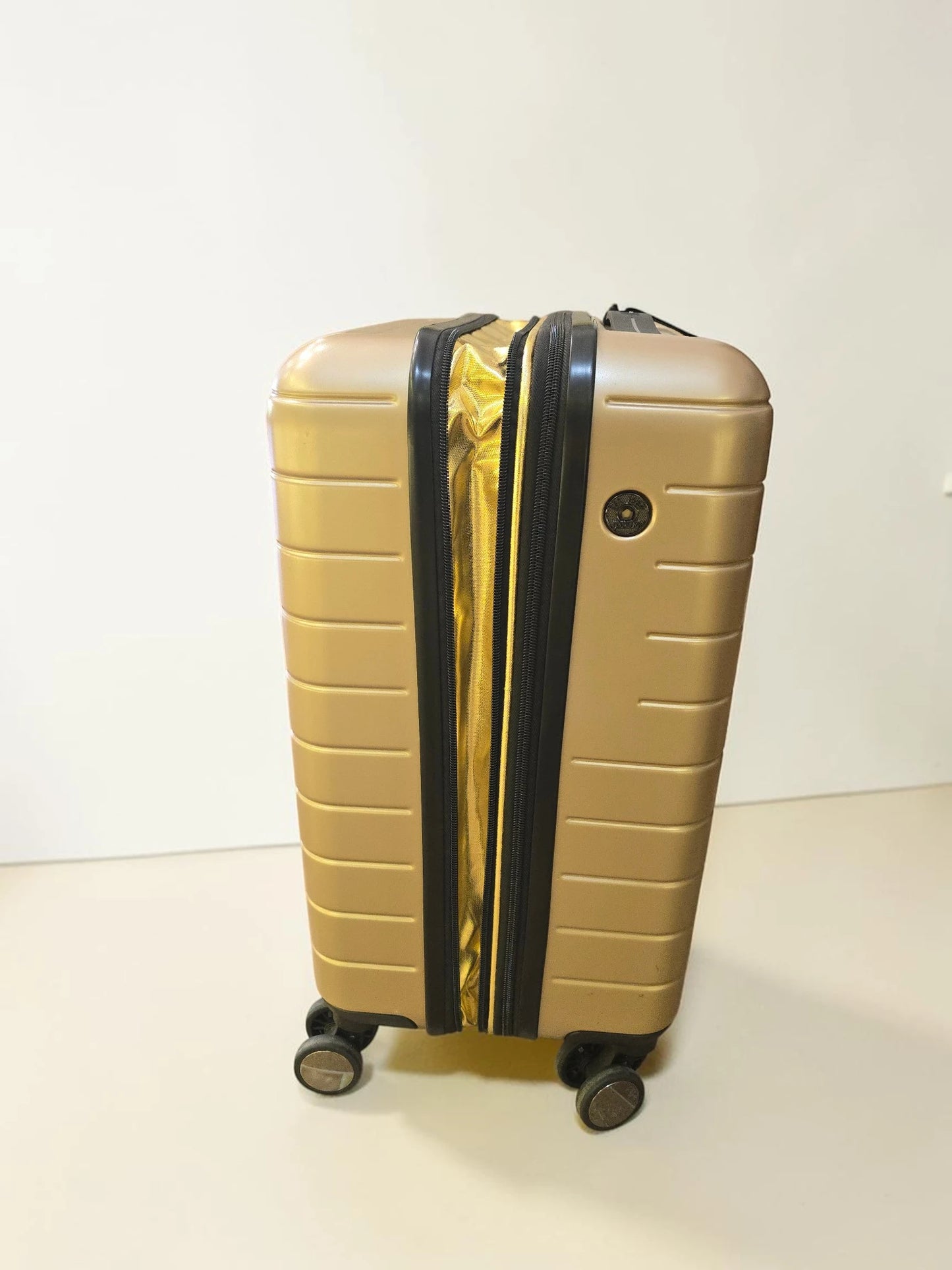 Troler DKNY Hardshell Spinner 4 Roți – Auriu/Champagne, Nou cu Etichete