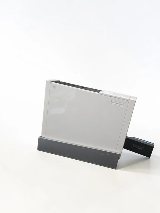 Consolă Nintendo Wii Albă – Pachet Complet cu 2 Telecomenzi, 2 Nunchuk-uri și Volane