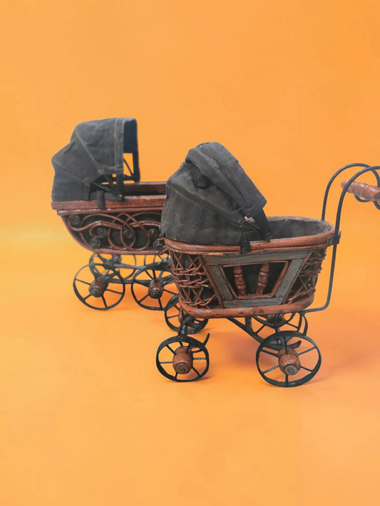 Set 2 Cărucioare Vintage Decorative în Miniatură – Stil Victorian