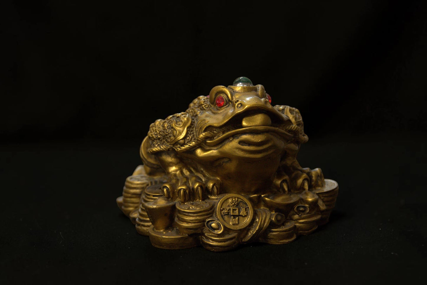 Broască Feng Shui Chan Chu cu Monede și Lingouri