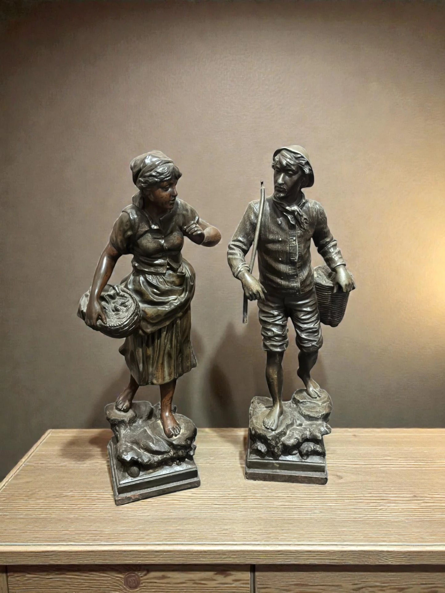 Set statuete decorative „Rousseau” – cuplu rustic stil bronz, 45 cm