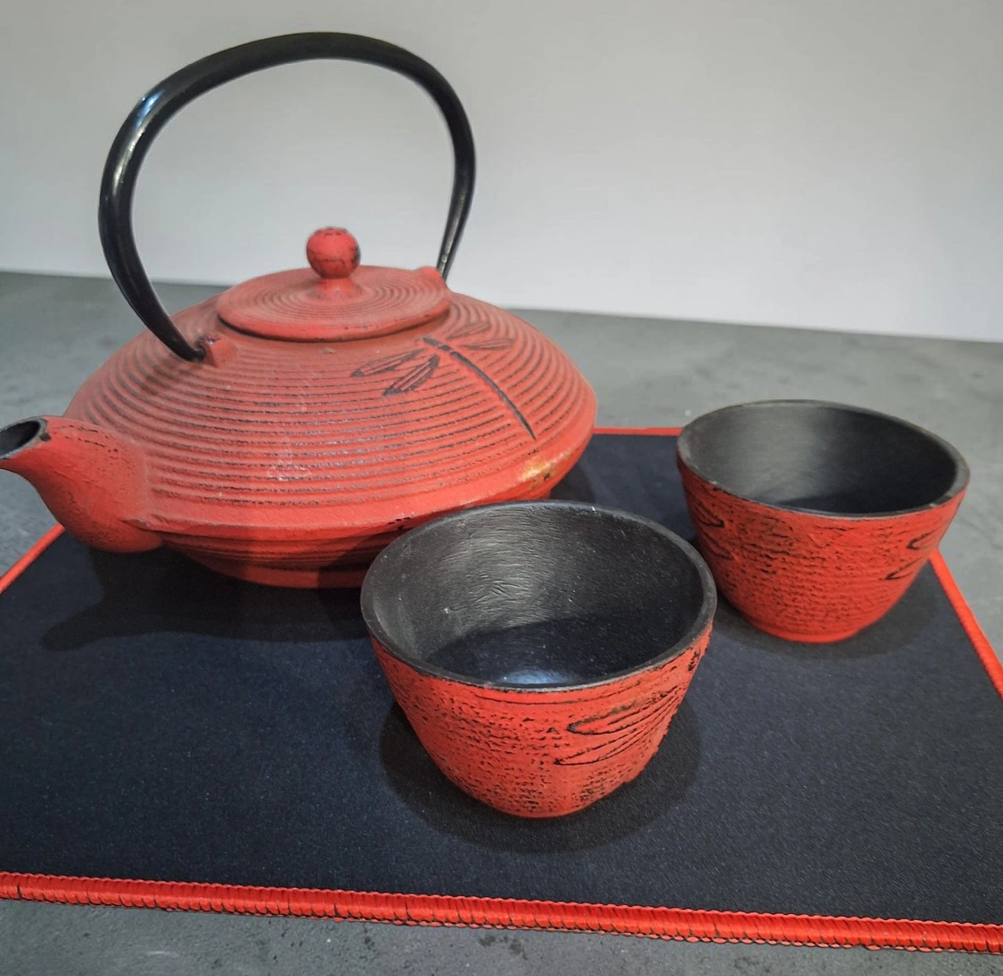 Set Ceai din Fonta 4 Piese Stil Japonez cu Ceainic si Cesti