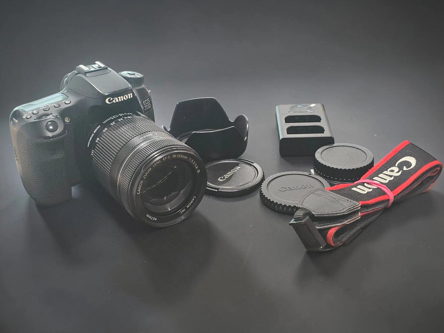 Camera Canon EOS 70D + Obiectiv EF-S 18-135mm IS STM
