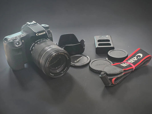 Camera Canon EOS 70D + Obiectiv EF-S 18-135mm IS STM