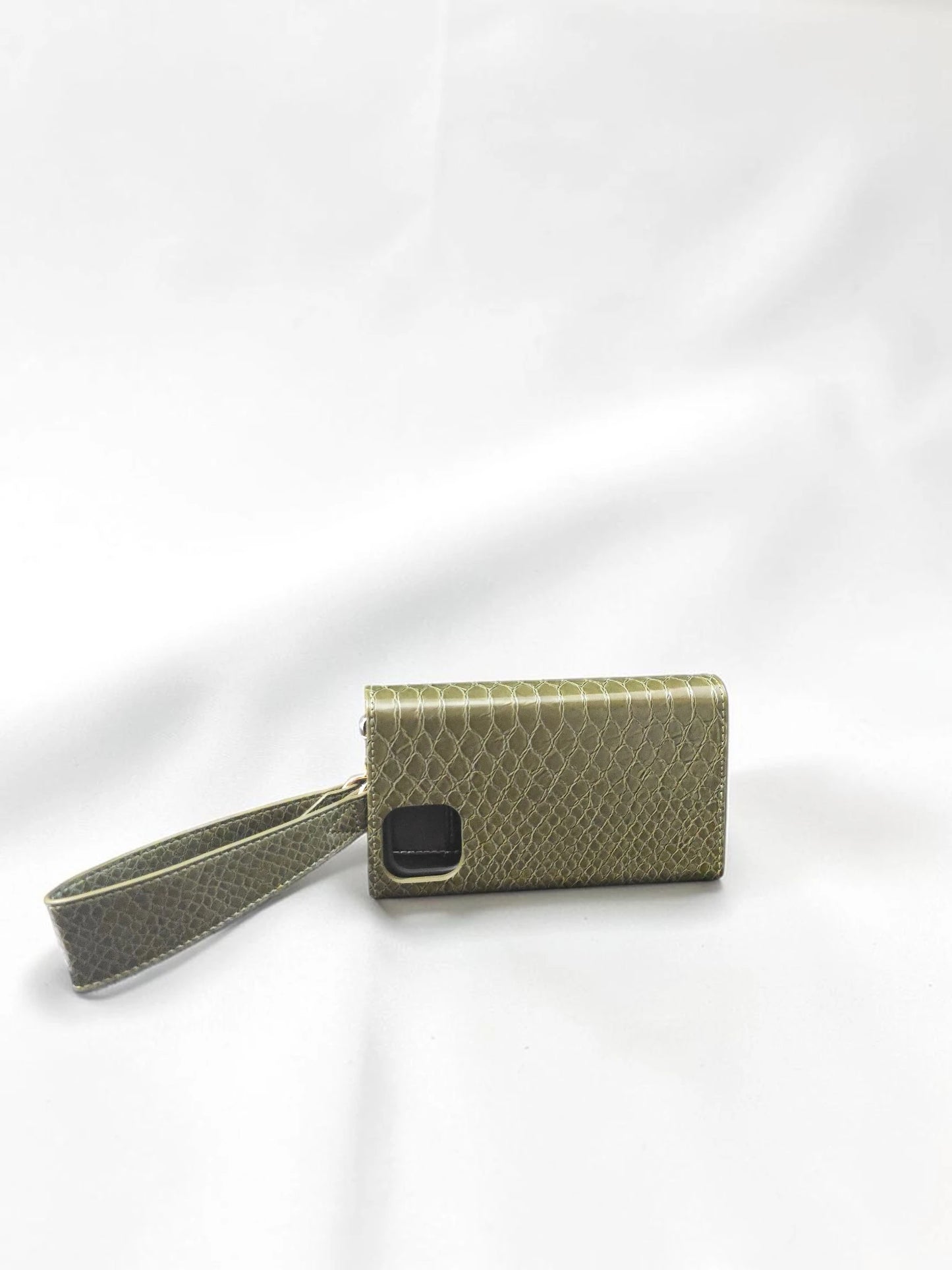 iDeal of Sweden Mayfair Clutch pentru iPhone 11 – Husă Portofel Olive Green Snake Embossed – Nouă
