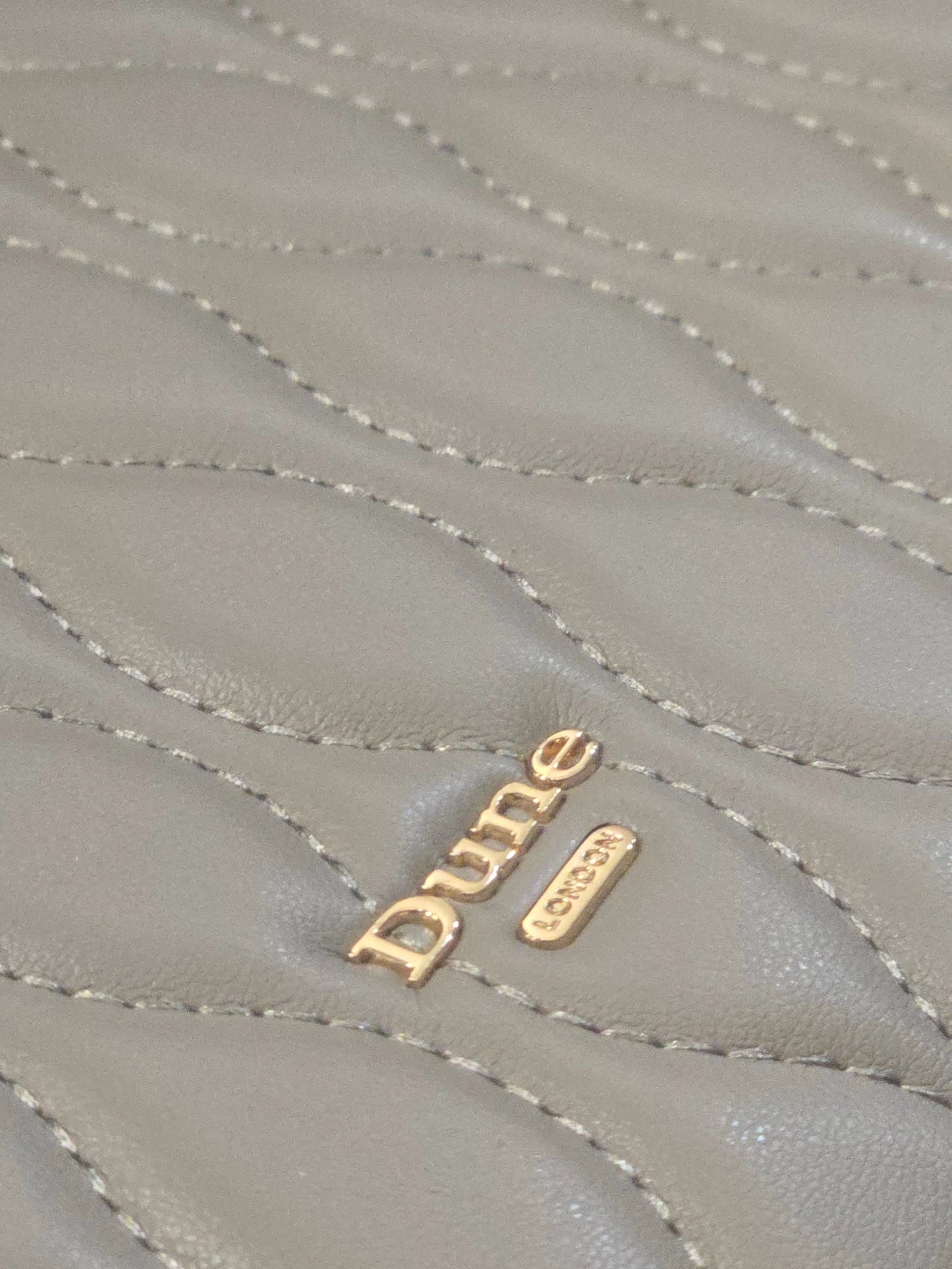 Dune London Husă Laptop / Clutch Matlasată – Bej Taupe cu Aplicatie Albinuță