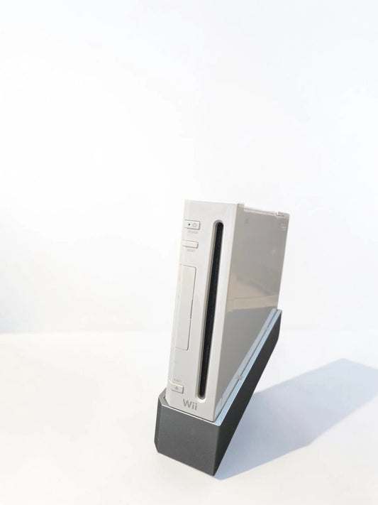 Consolă Nintendo Wii Albă – Pachet Complet cu 2 Telecomenzi, 2 Nunchuk-uri și Volane