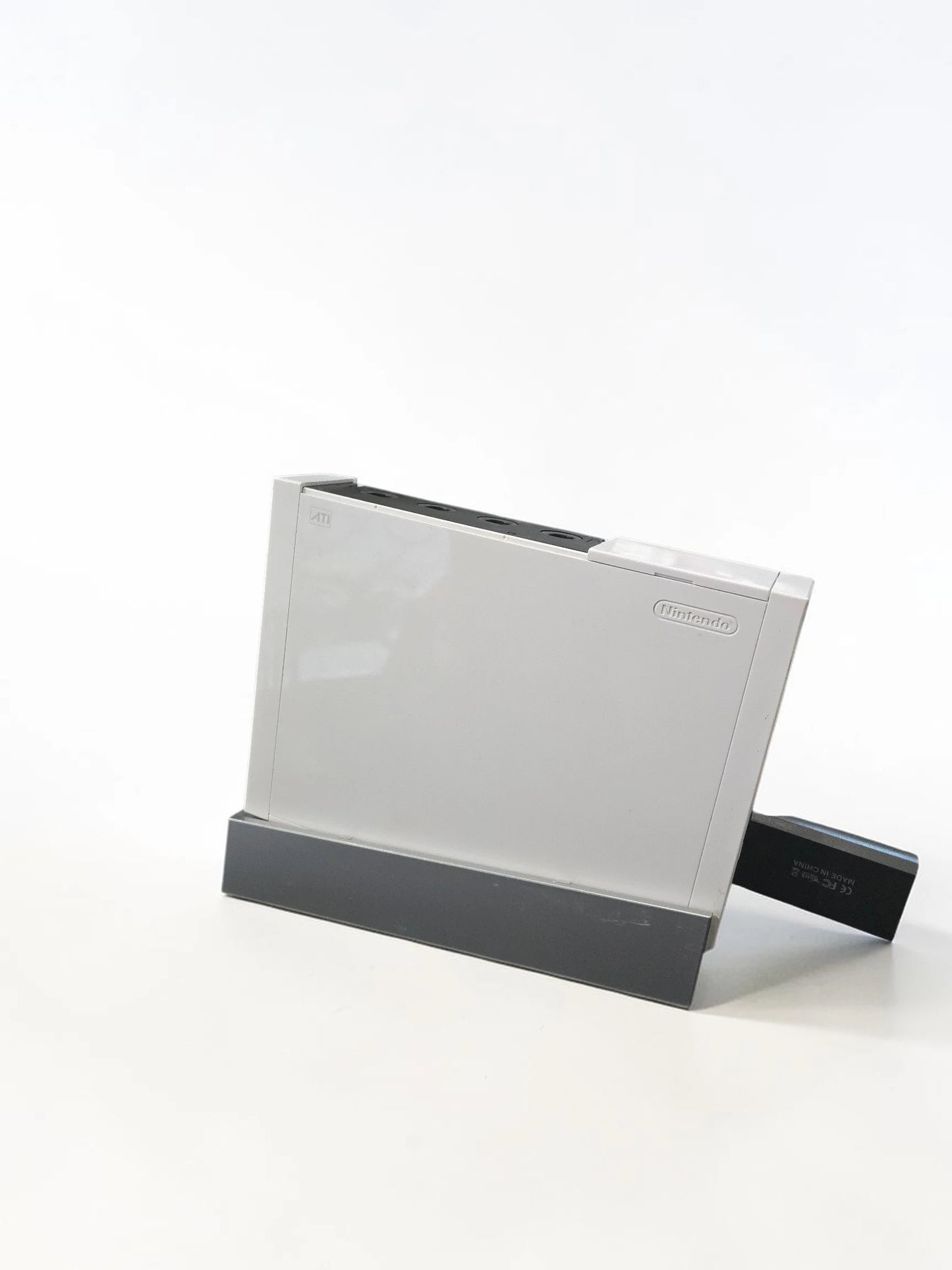 Consolă Nintendo Wii Albă – Pachet Complet cu 2 Telecomenzi, 2 Nunchuk-uri și Volane