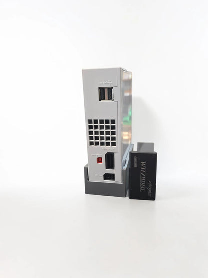 Consolă Nintendo Wii Albă – Pachet Complet cu 2 Telecomenzi, 2 Nunchuk-uri și Volane