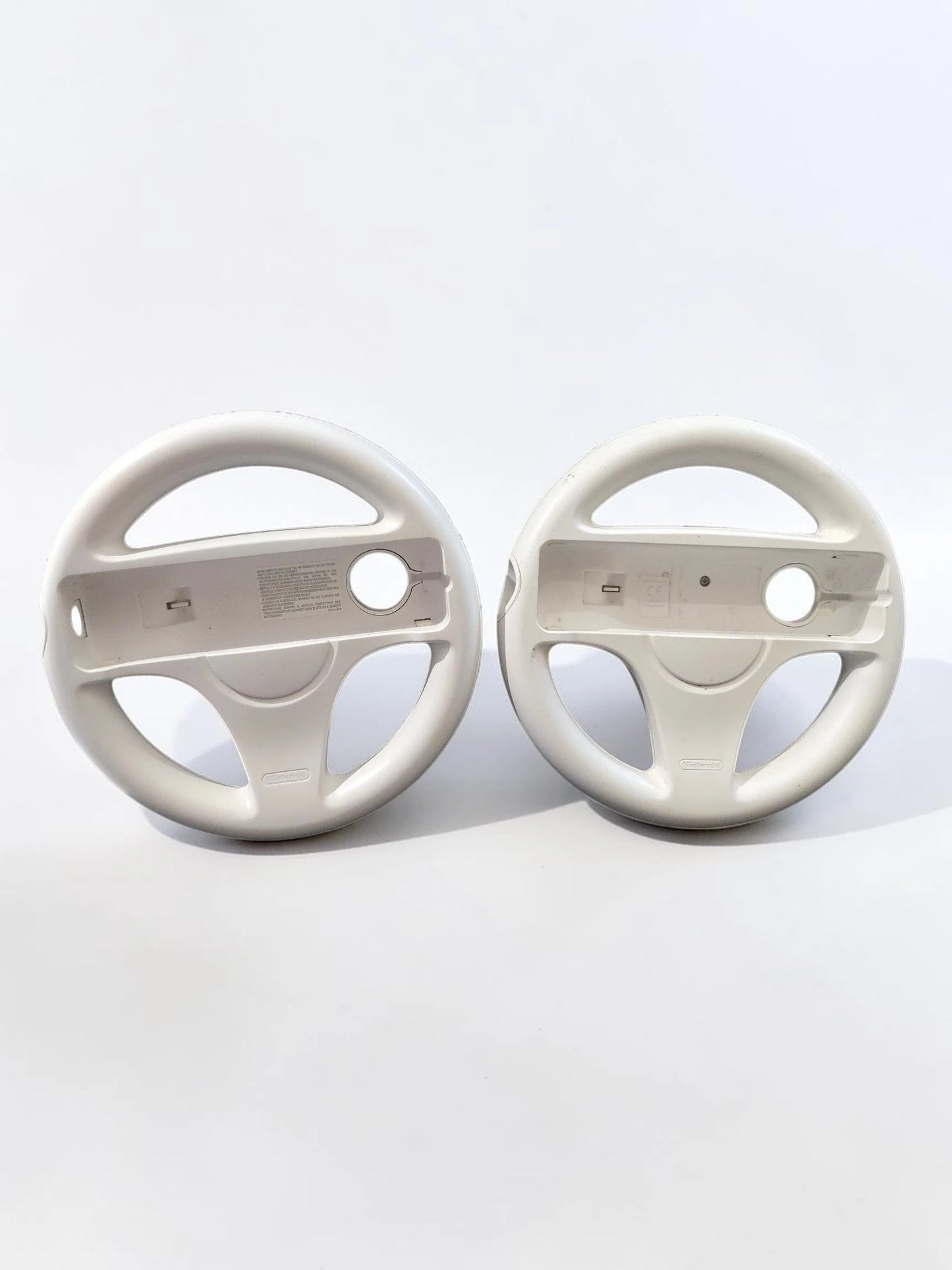 Consolă Nintendo Wii Albă – Pachet Complet cu 2 Telecomenzi, 2 Nunchuk-uri și Volane
