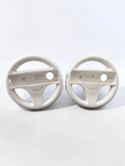 Consolă Nintendo Wii Albă – Pachet Complet cu 2 Telecomenzi, 2 Nunchuk-uri și Volane