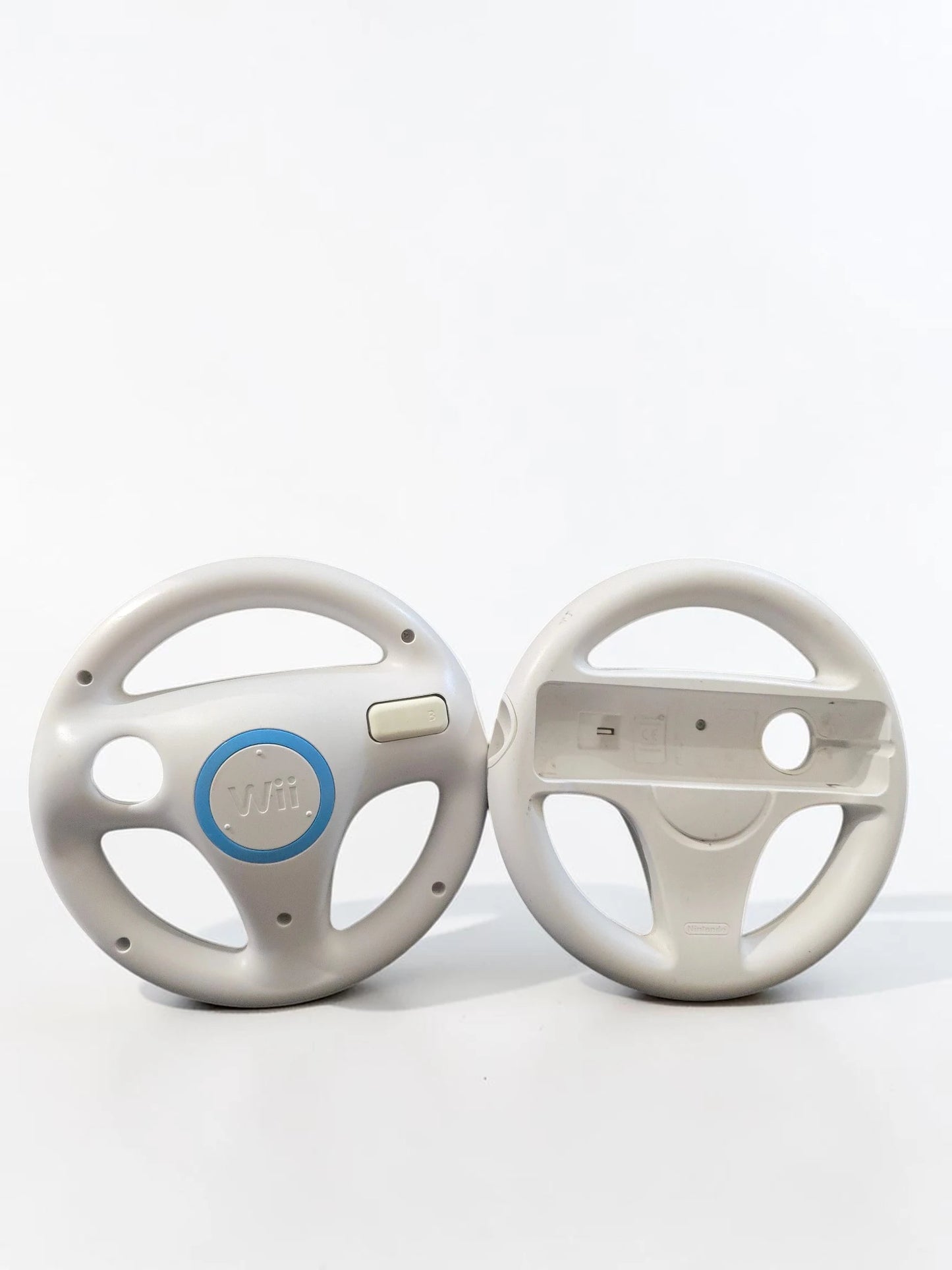 Consolă Nintendo Wii Albă – Pachet Complet cu 2 Telecomenzi, 2 Nunchuk-uri și Volane