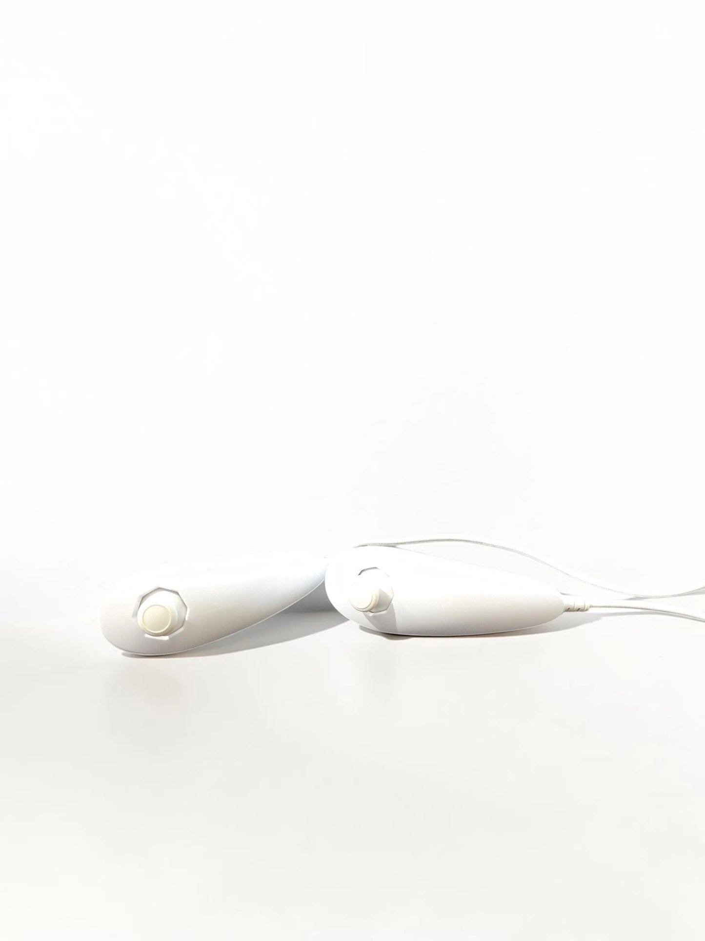Consolă Nintendo Wii Albă – Pachet Complet cu 2 Telecomenzi, 2 Nunchuk-uri și Volane