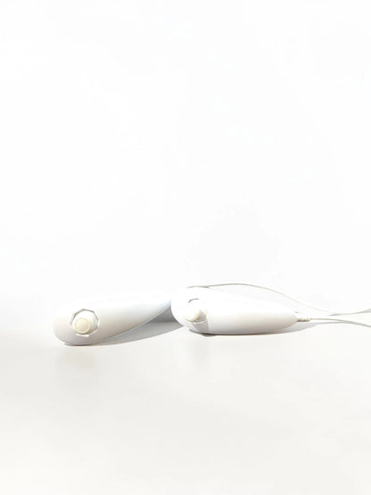 Consolă Nintendo Wii Albă – Pachet Complet cu 2 Telecomenzi, 2 Nunchuk-uri și Volane