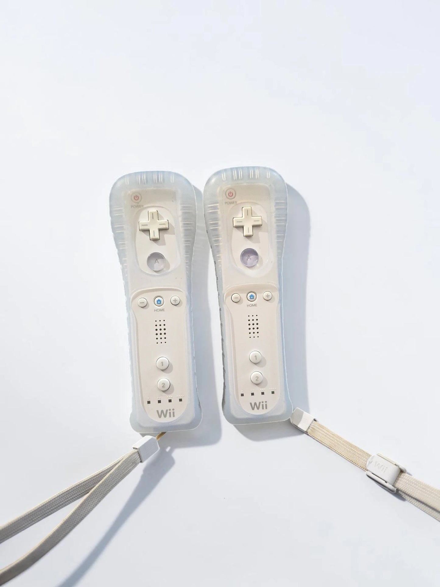 Consolă Nintendo Wii Albă – Pachet Complet cu 2 Telecomenzi, 2 Nunchuk-uri și Volane