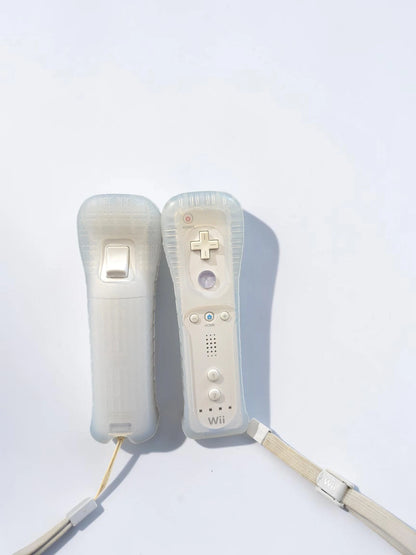Consolă Nintendo Wii Albă – Pachet Complet cu 2 Telecomenzi, 2 Nunchuk-uri și Volane