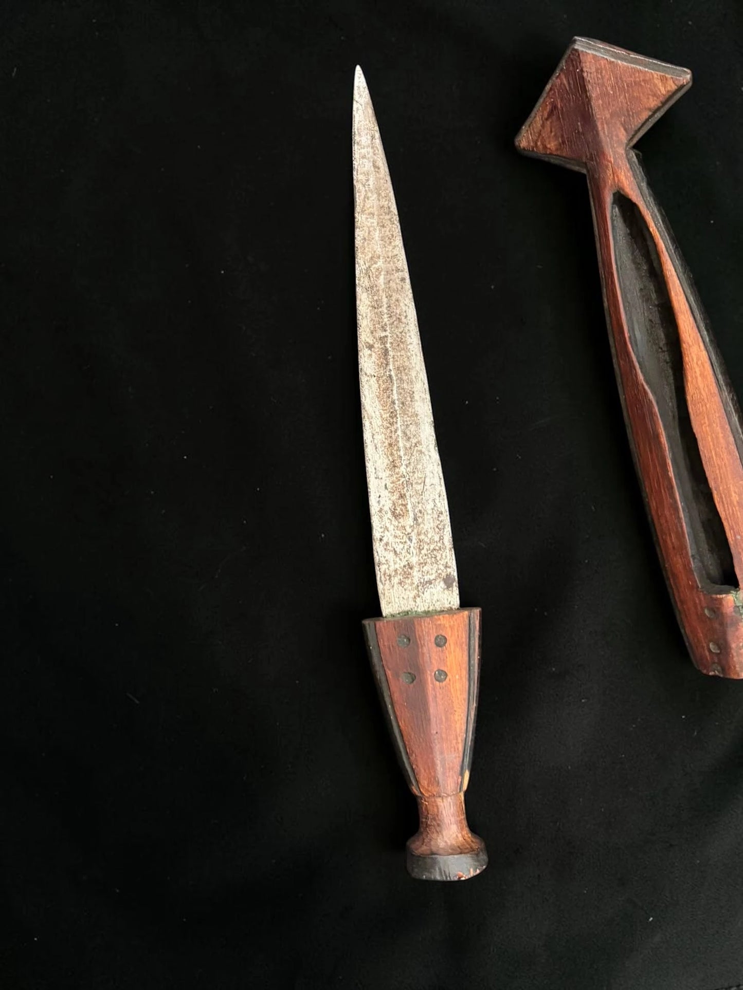 Sabie scurtă cu teacă ornamentala din lemn, indoneziană
