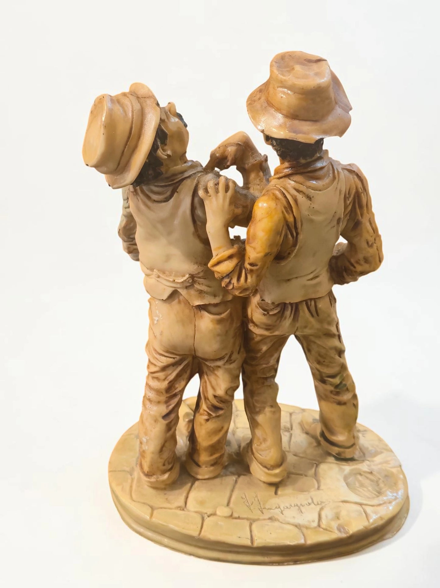 Statuetă Vintage F. Ingargiola „Drunk Friends” – Rășină, 26 cm