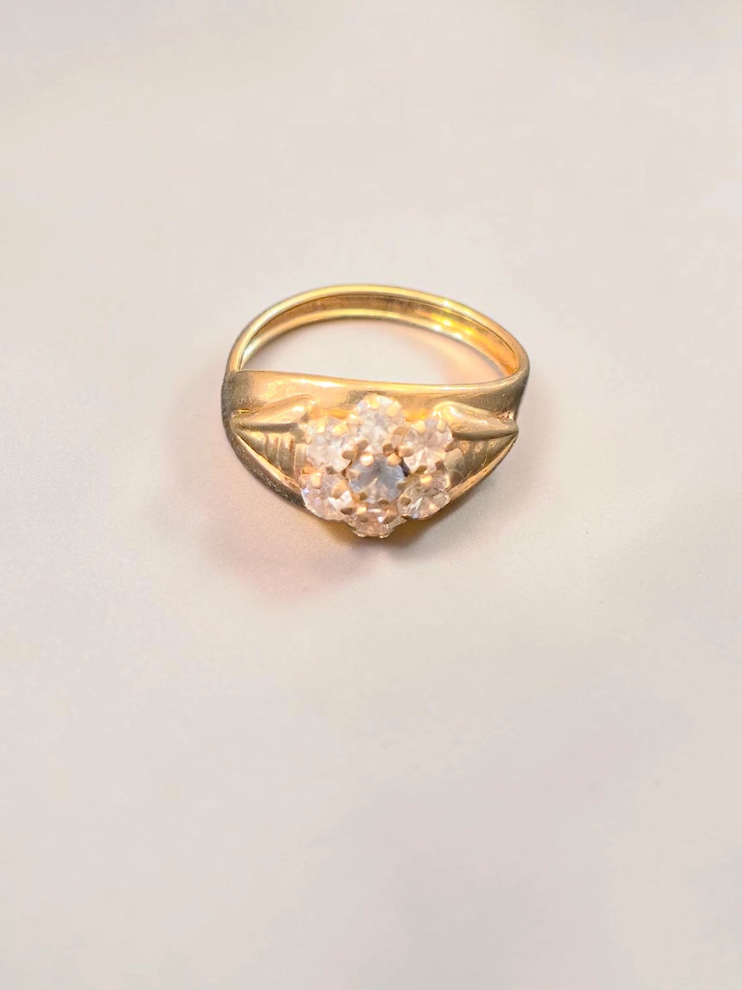 Inel din Aur Galben 18K cu Pietre Transparente – 2,20g – Mărimea 16