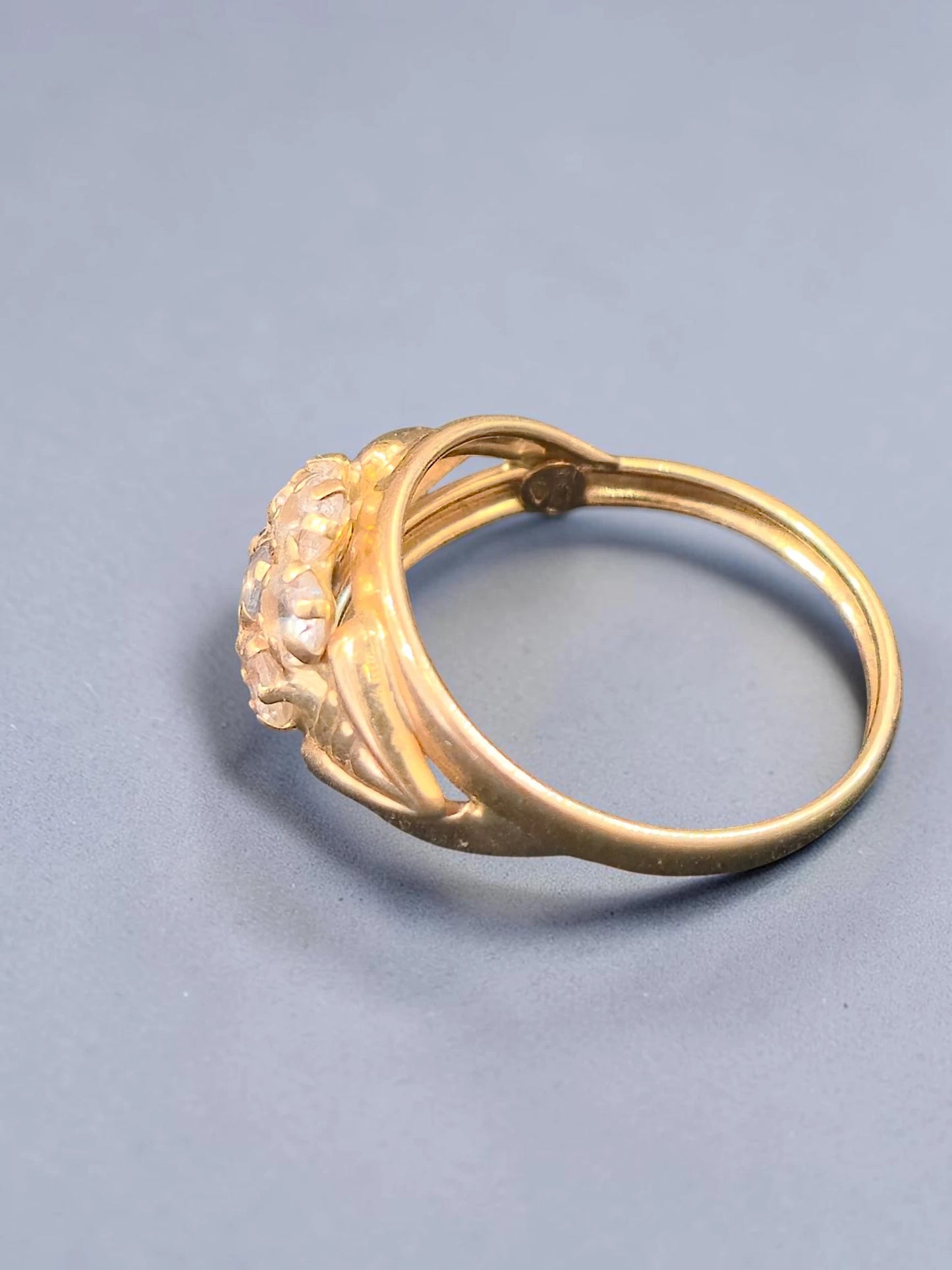 Inel din Aur Galben 18K cu Pietre Transparente – 2,20g – Mărimea 16