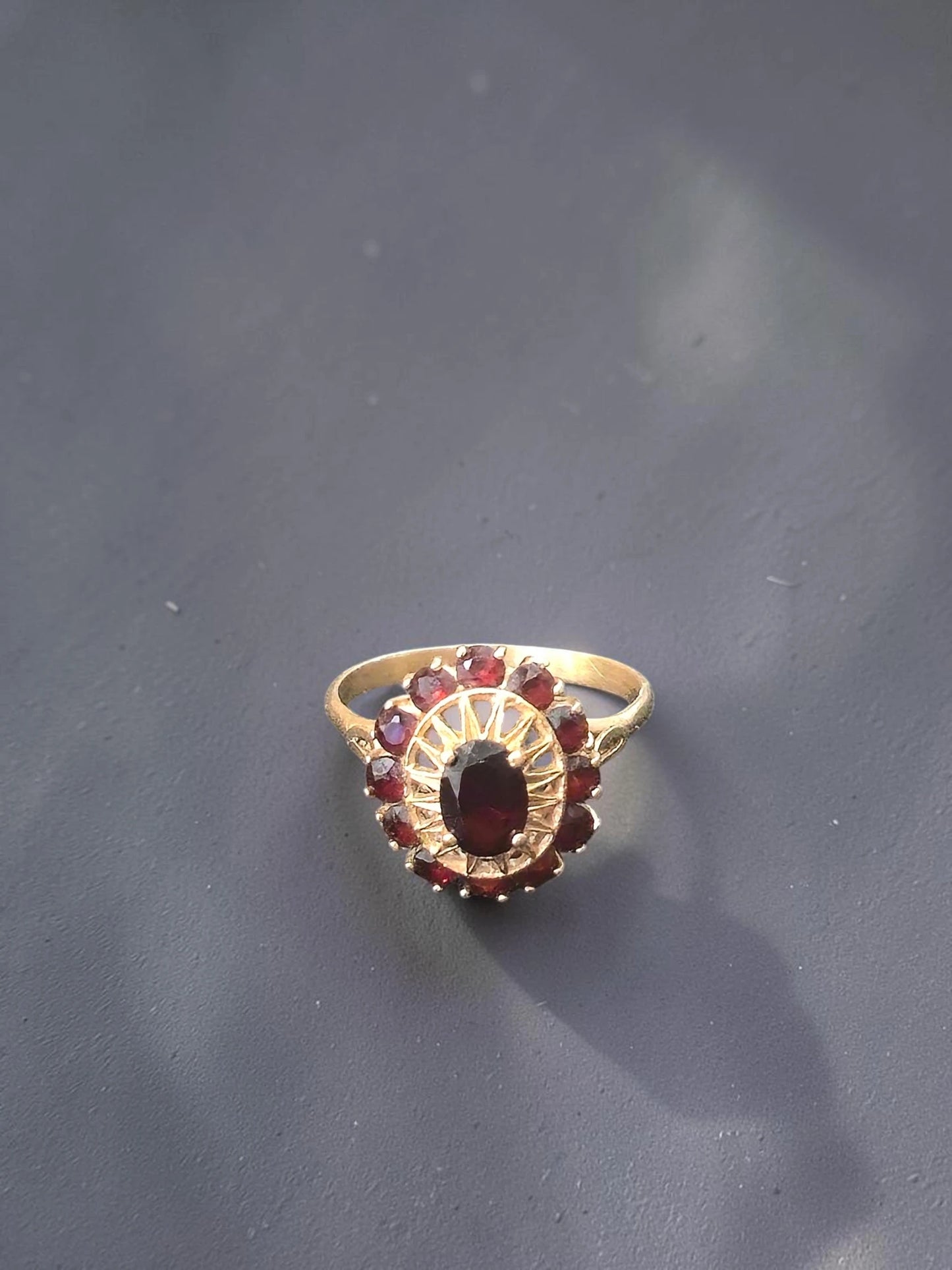 Inel Vintage din Aur Galben 18K cu Pietre Roșii – 3,64g – Mărimea 17