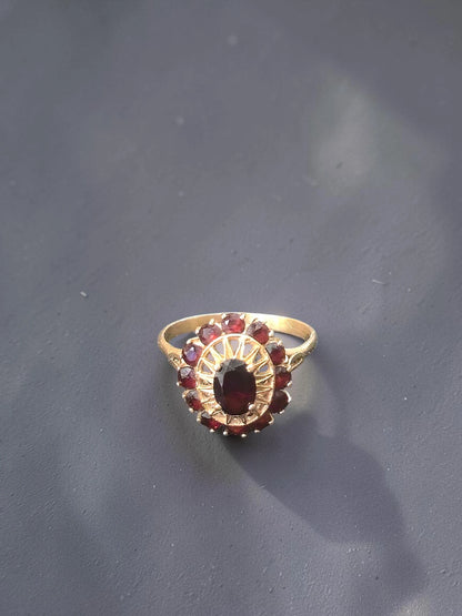 Inel Vintage din Aur Galben 18K cu Pietre Roșii – 3,64g – Mărimea 17