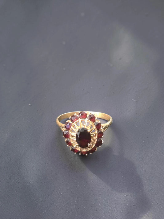 Inel Vintage din Aur Galben 18K cu Pietre Roșii – 3,64g – Mărimea 17