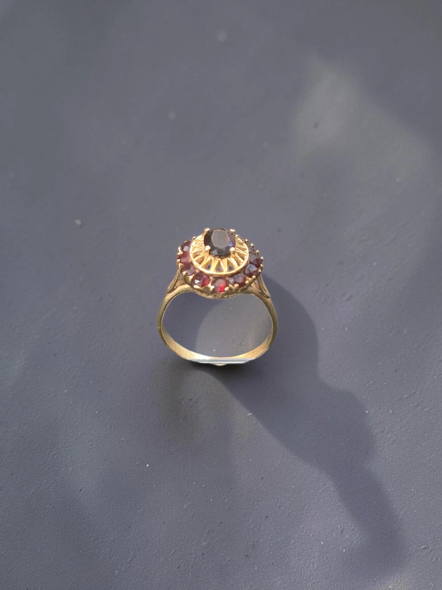Inel Vintage din Aur Galben 18K cu Pietre Roșii – 3,64g – Mărimea 17