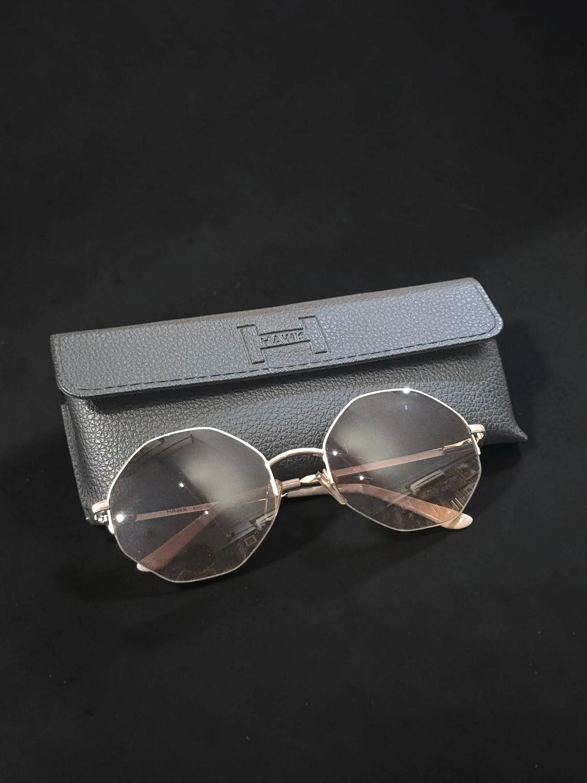 Ochelari de Soare HAWK HW1676 – Ramă Geometrică Aurie – Lentile Gradient
