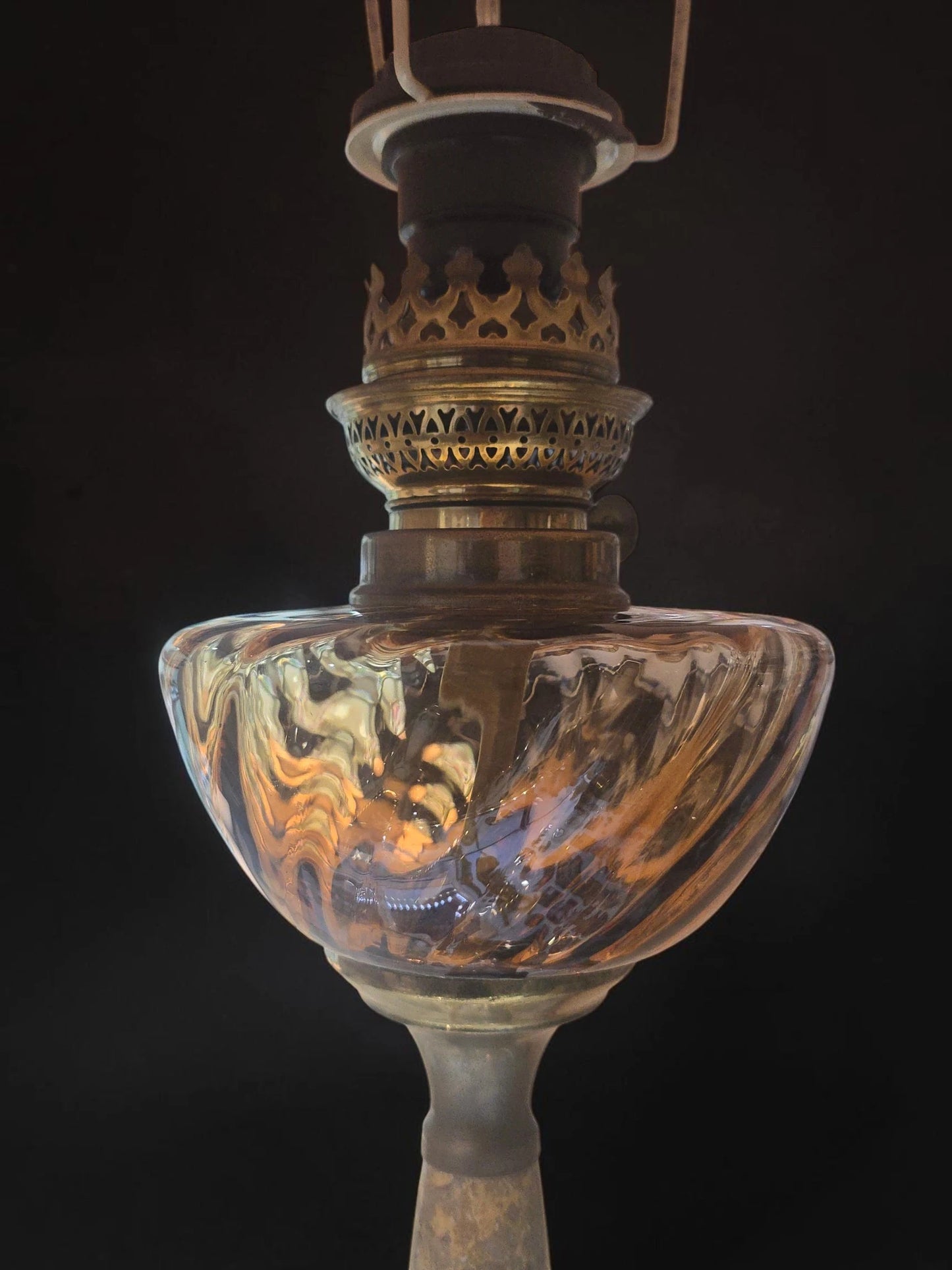 Lampă de Masă Vintage Stil Lampă cu Petrol – Marmură și Sticlă Ambrată, 67 cm