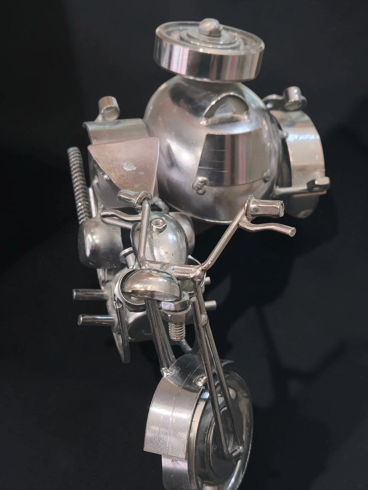 Motocicletă Artizanală din Metal cu Ataș – Sculptură Steampunk din Piese Reciclate