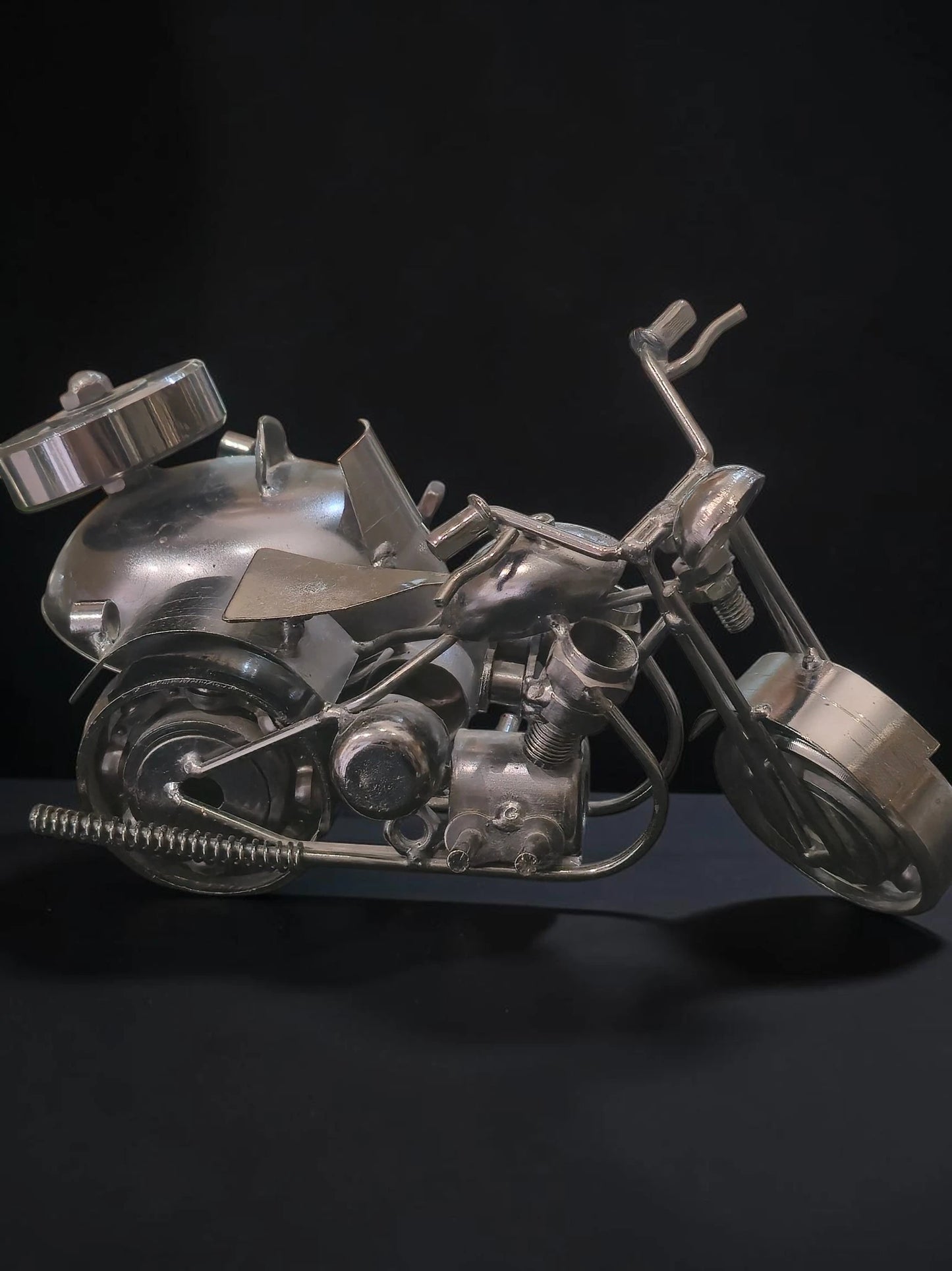 Motocicletă Artizanală din Metal cu Ataș – Sculptură Steampunk din Piese Reciclate