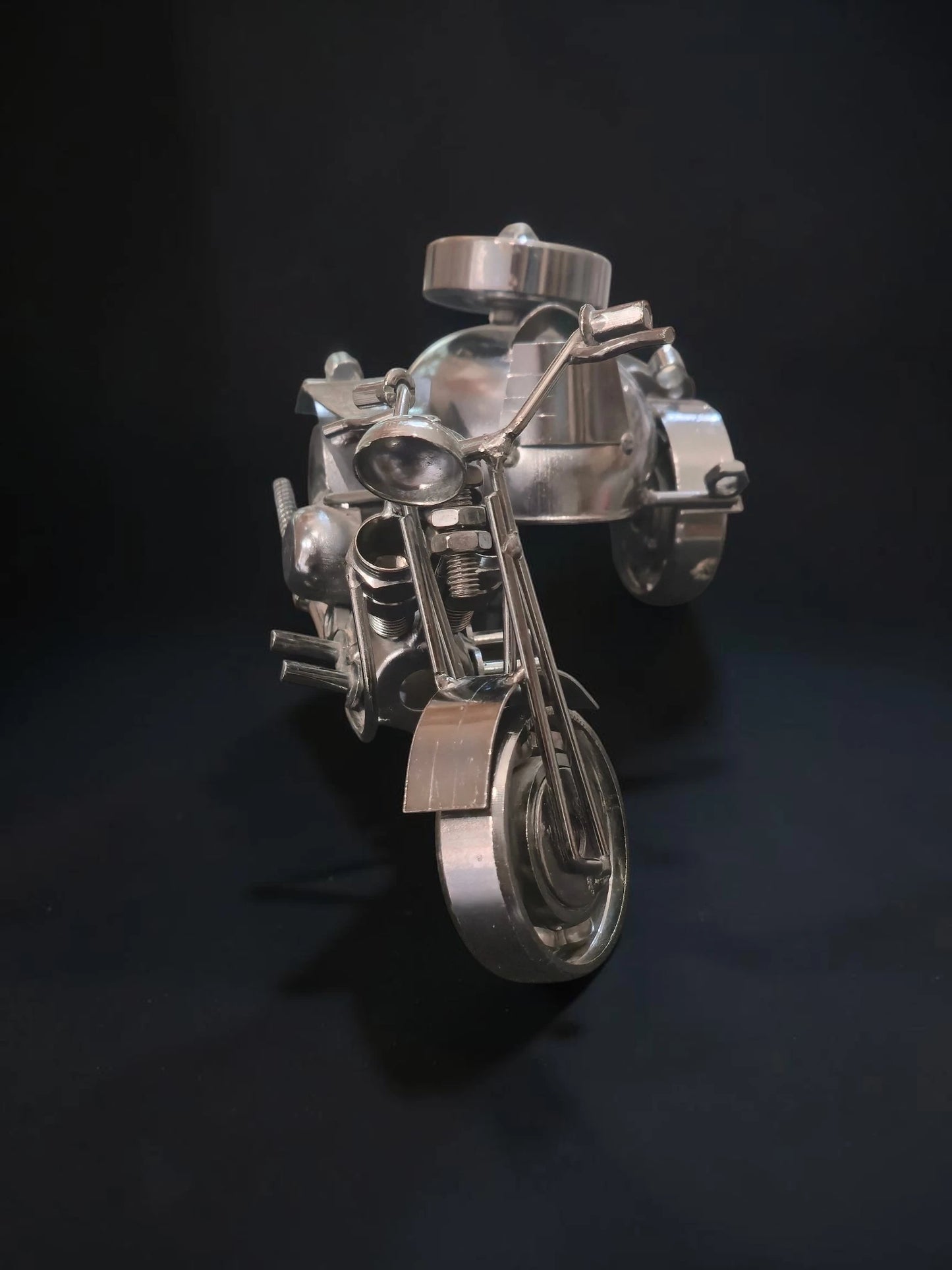 Motocicletă Artizanală din Metal cu Ataș – Sculptură Steampunk din Piese Reciclate