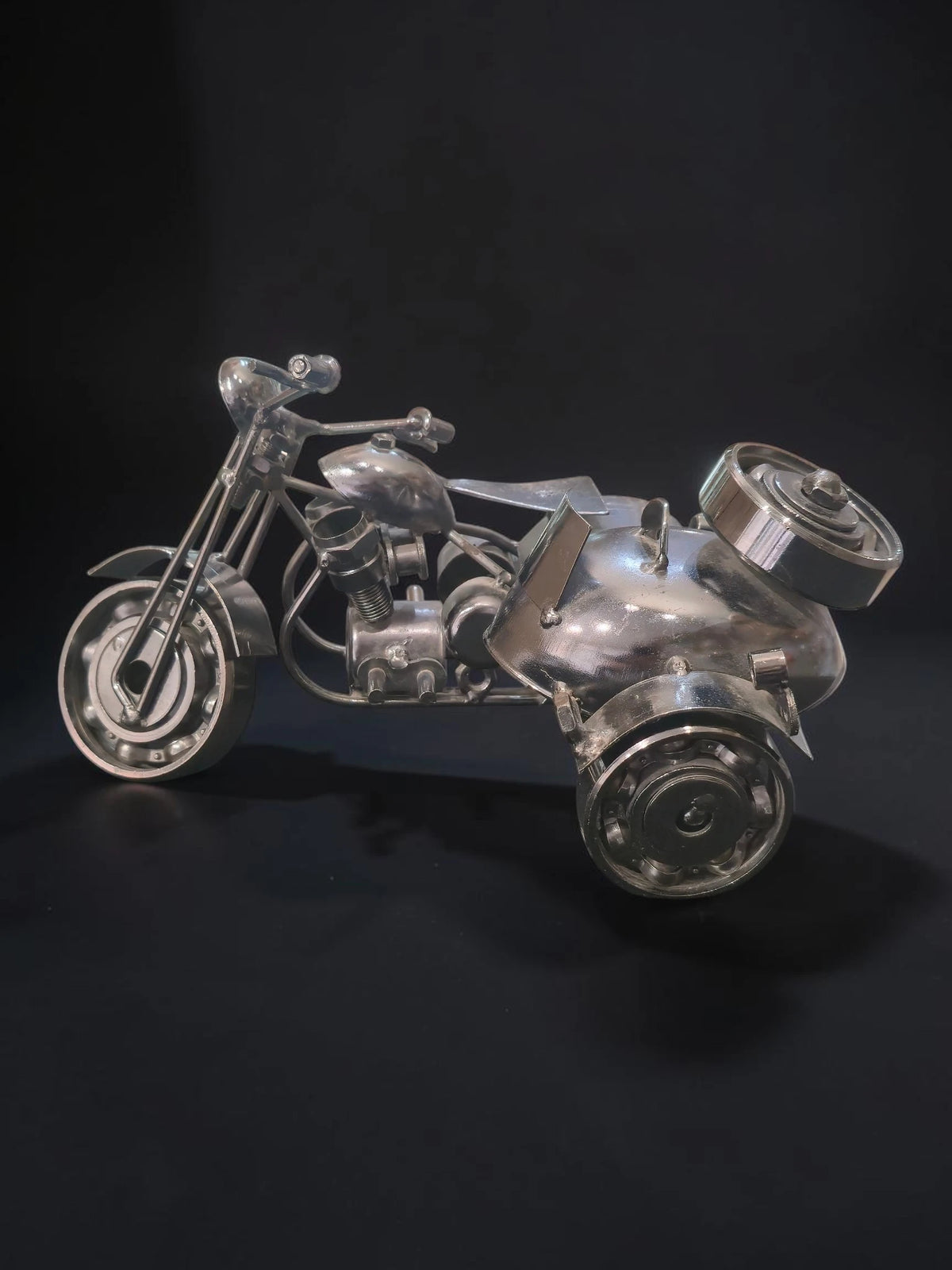 Motocicletă Artizanală din Metal cu Ataș – Sculptură Steampunk din Piese Reciclate