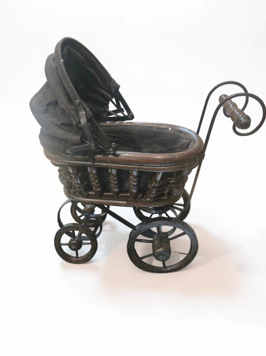 Cărucior Vintage Decorativ în Miniatură – Stil Victorian, 25 × 30 cm
