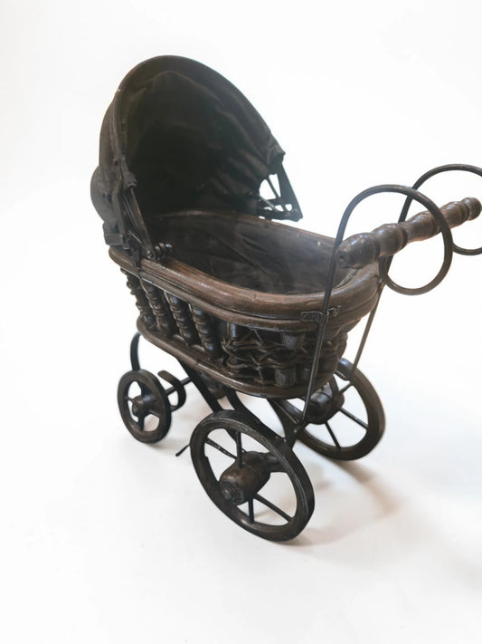 Cărucior Vintage Decorativ în Miniatură – Stil Victorian, 25 × 30 cm