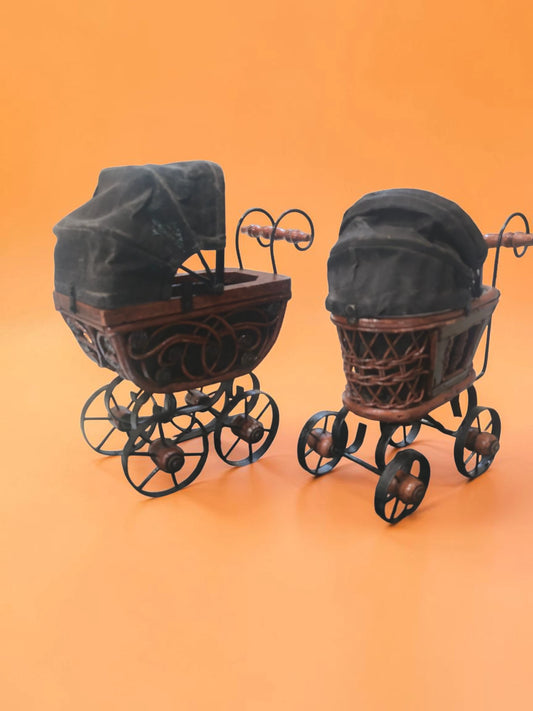 Set 2 Cărucioare Vintage Decorative în Miniatură – Stil Victorian