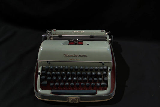 Mașină de Scris Vintage Remington Quiet-Riter cu Valiză Originală