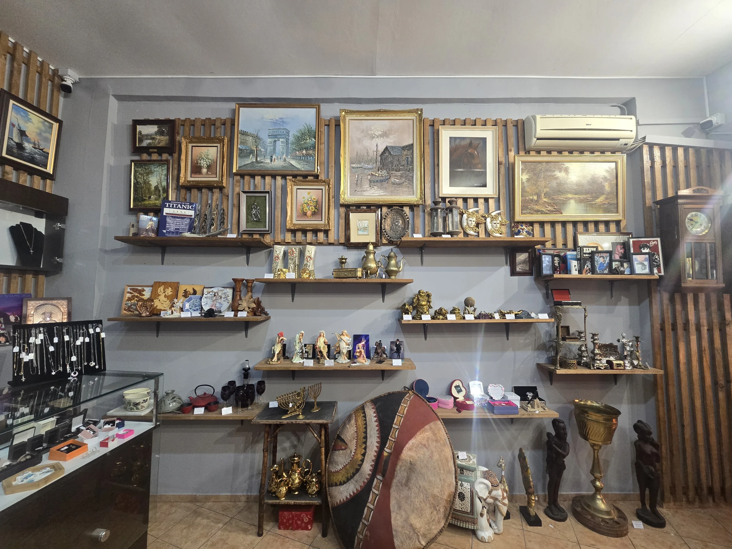 Interior M&S Pawn Shop Focșani