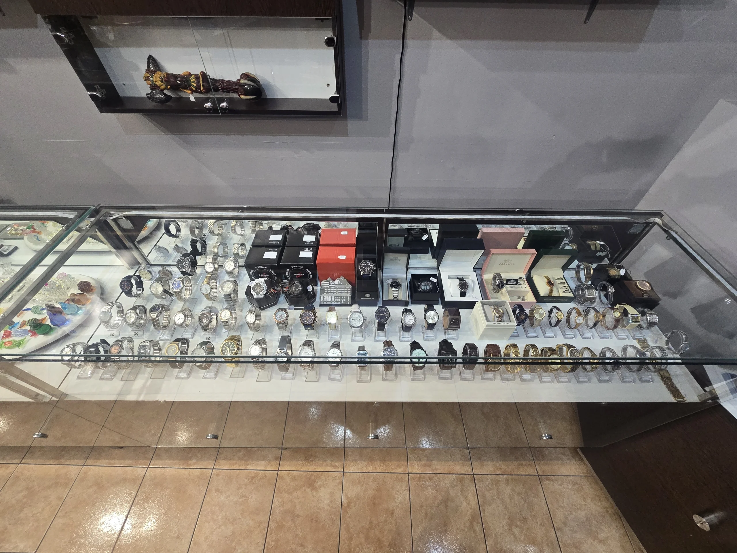 Vitrină ceasuri - M&S Pawn Shop