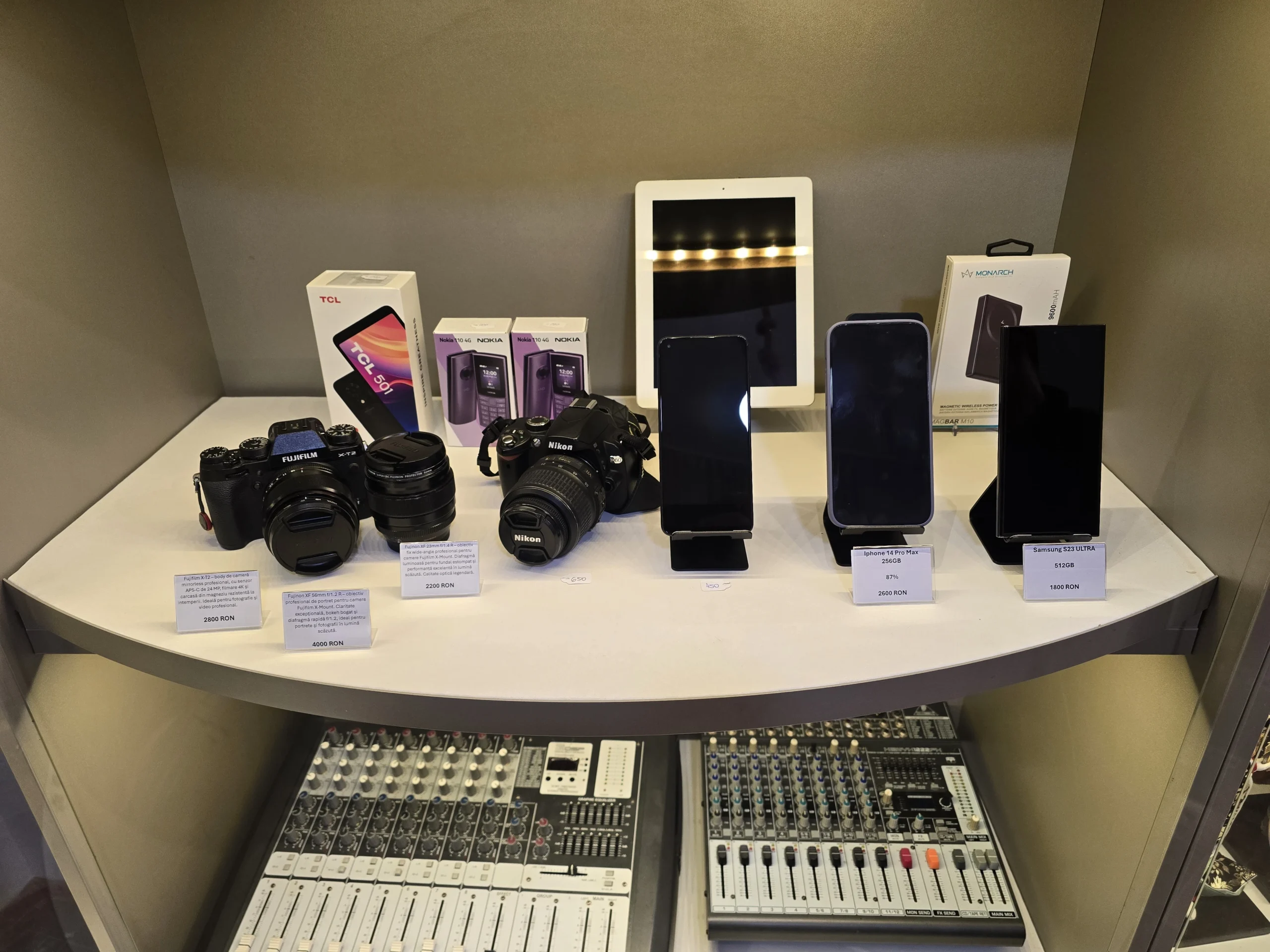 Vitrină Electronice - Amanet M&S Pawn