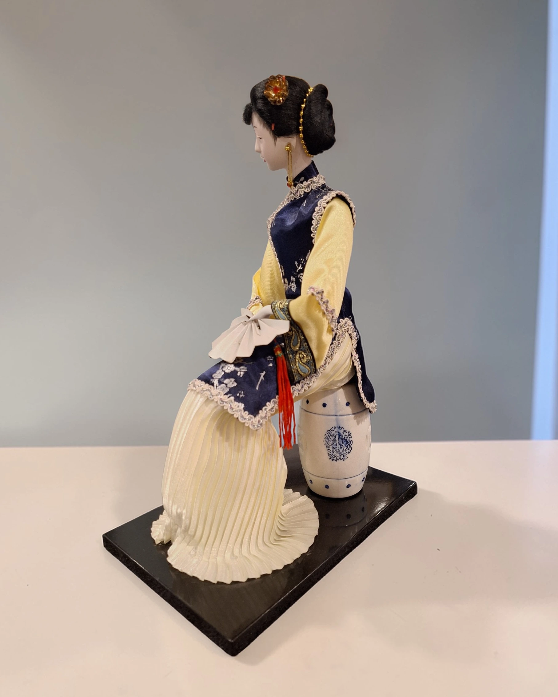 Statuetă chinezească decorativă – figură feminină elegantă, 34 cm - imagine 3