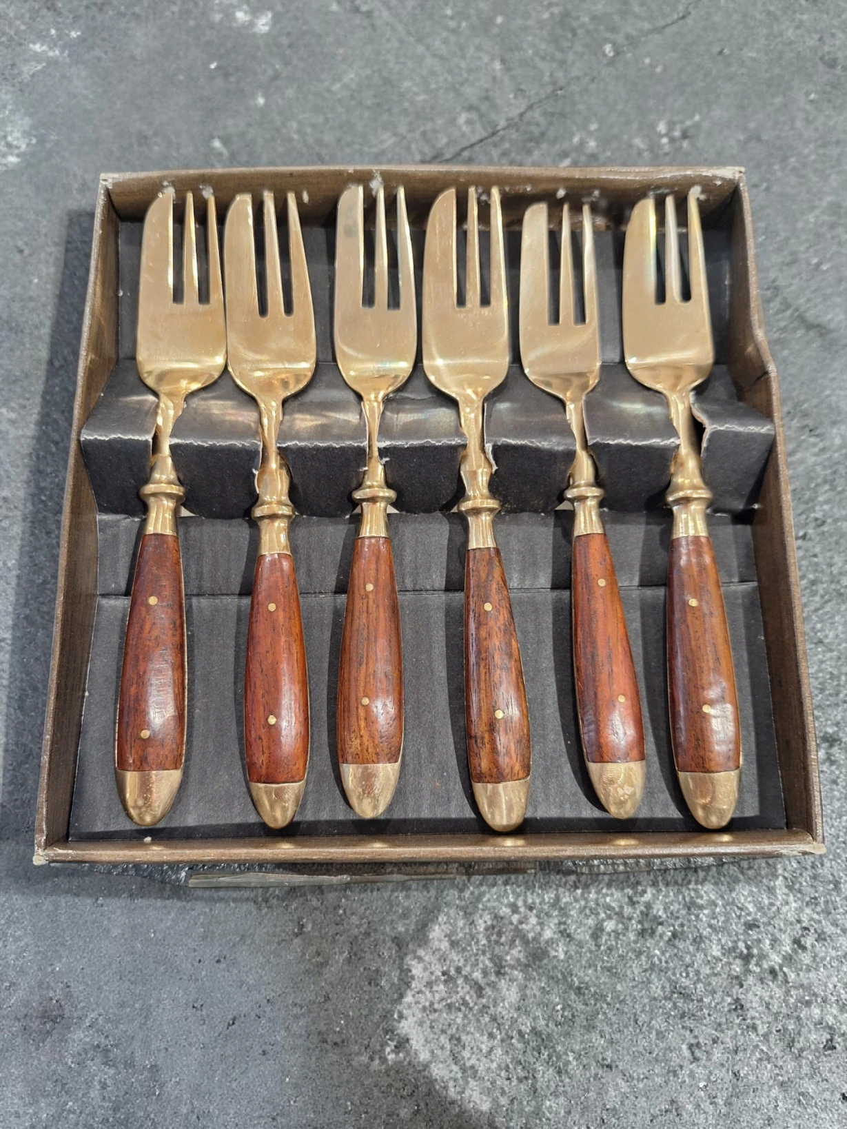 set furculite vintage lemn si alama 6 bucati