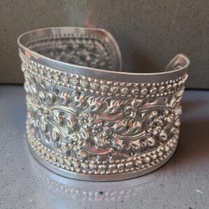 brățară lată vintage din argint 925 cu model floral embosat