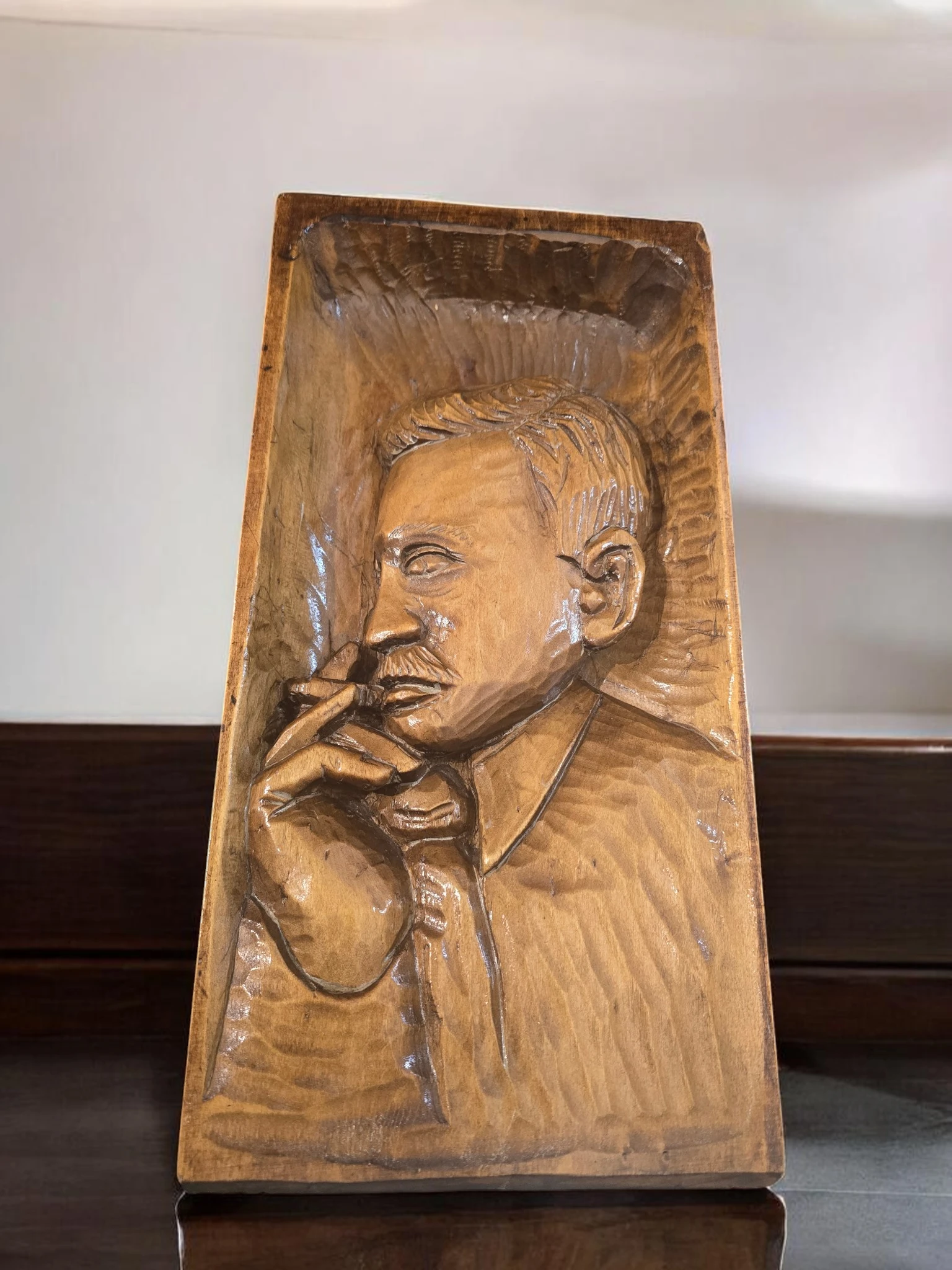 sculptură din lemn sculptată manual cu portret vintage