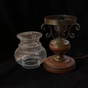 lampă de masă vintage din lemn și metal cu abajur din sticlă