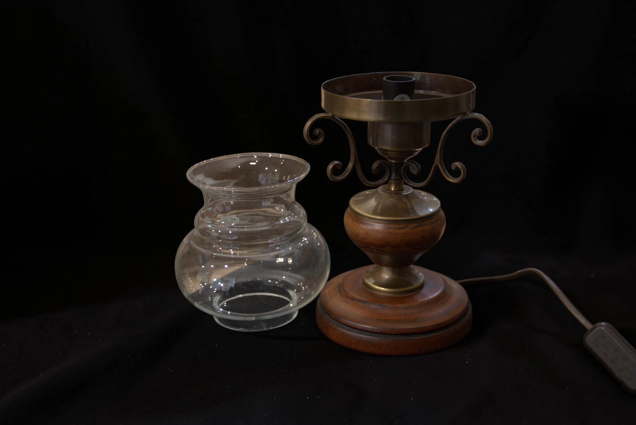 lampă de masă vintage din lemn și metal cu abajur din sticlă