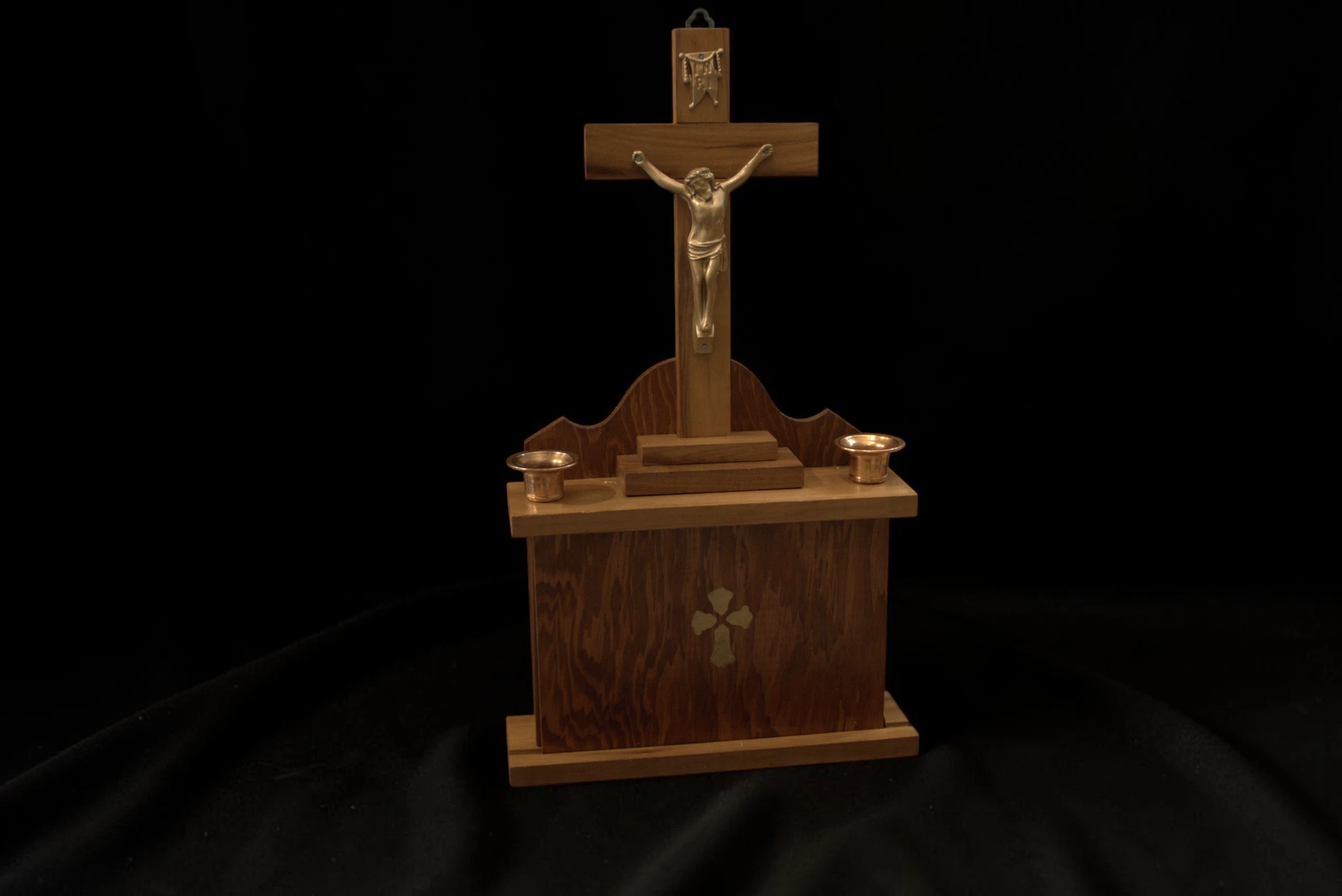 Altar de rugăciune din lemn cu crucifix și suporturi pentru lumânări