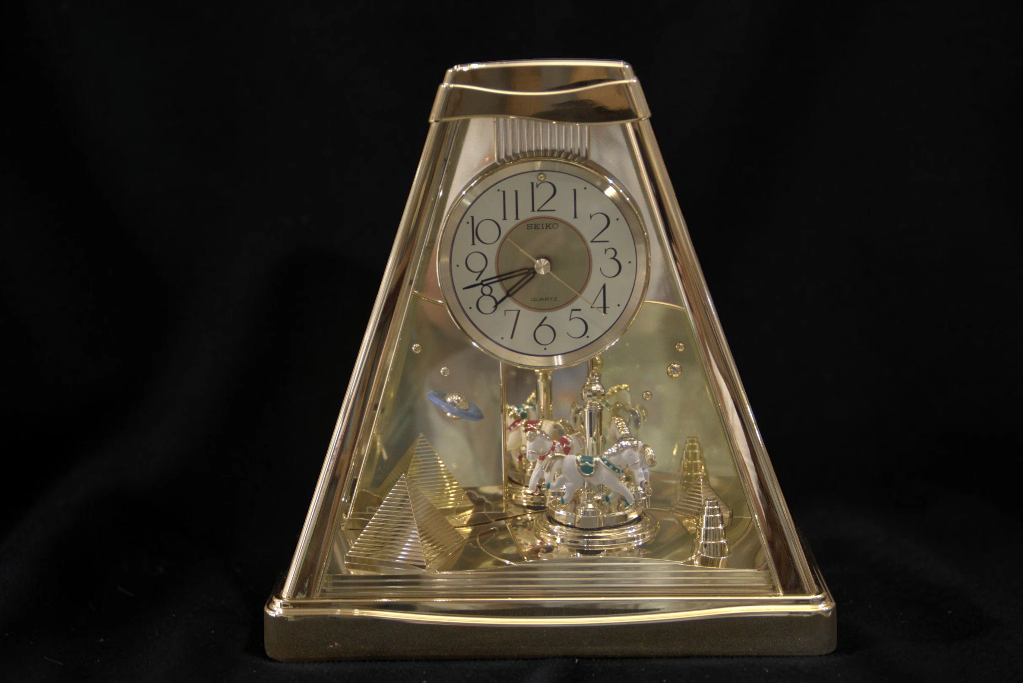 Ceas Seiko Quartz de masă cu carusel rotativ în carcasă piramidală transparentă